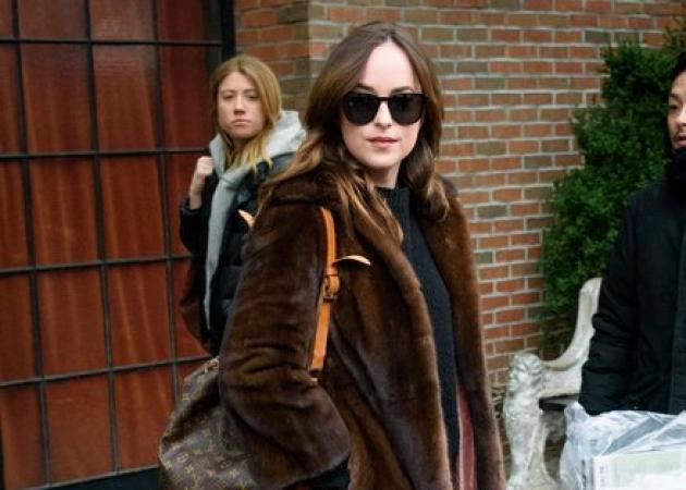 Δεν θα πιστέψεις τι κρύβει η γούνα της Dakota Johnson στην πλάτη!