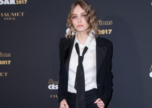 Η στιλιστική παρέμβαση της Lily Rose Depp. Το hot αξεσουάρ που τράβηξε την προσοχή μας