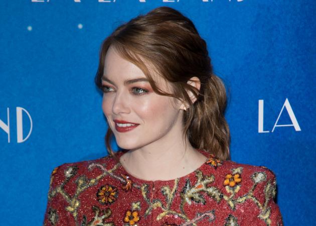 Η Emma Stone με εντυπωσιακό look από τον οίκο CHANEL!