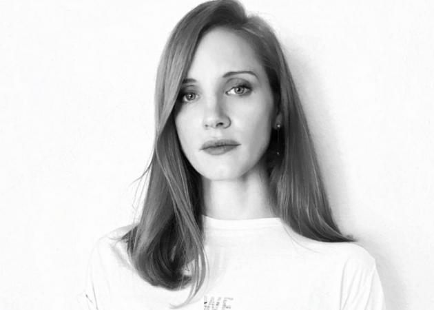 H Jessica Chastain φόρεσε κόκκινη vinyl φούστα και ήταν so chic!