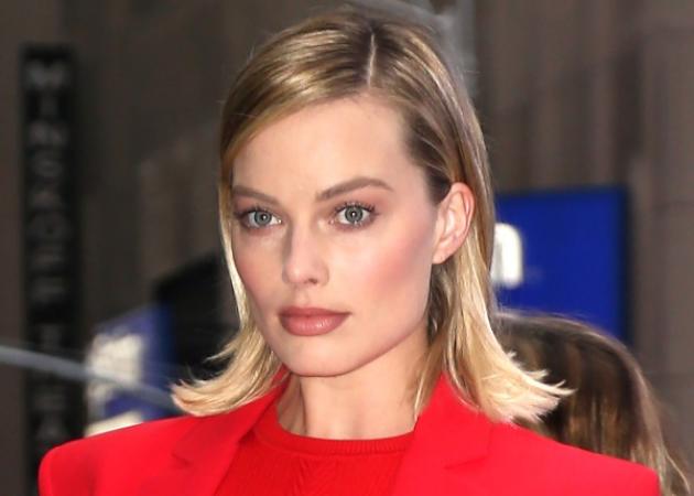 H Margot Robbie φόρεσε τέλεια το total red look (aka τη hot τάση της σεζόν)