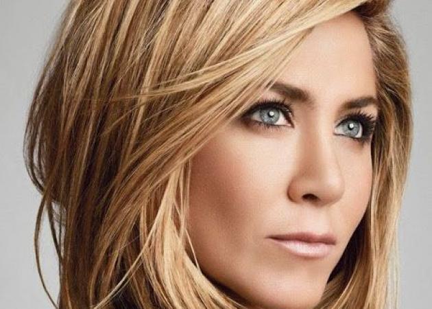 Η Jennifer Aniston φωτογραφίζεται με ρούχα Υψηλής Ραπτικής