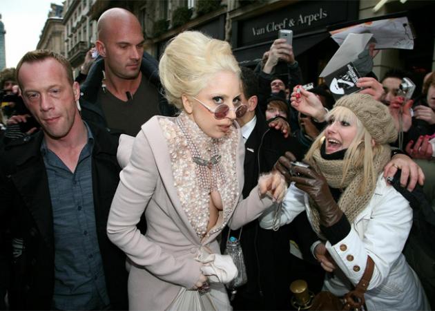 Που πηγαίνει έτσι ντυμένη η Lady Gaga;