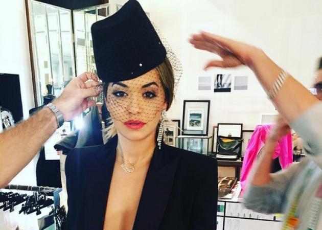 Rita Ora: Έκανε την εμφάνισή της με το φθινοπωρινό trend που θα φορέσουμε κι εμείς (ή φοράμε ήδη)