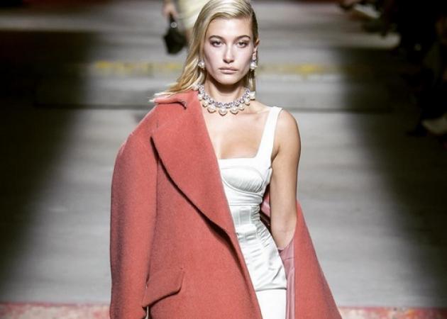 Η Hailey Baldwin και πολλά διάσημα μοντέλα περπάτησαν στο catwalk γνωστού brand!