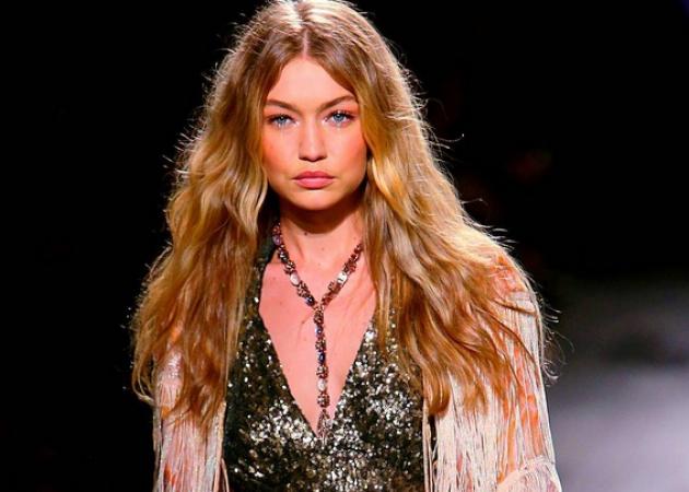 Η Gigi Hadid στην πασαρέλα με ένα μόνο παπούτσι