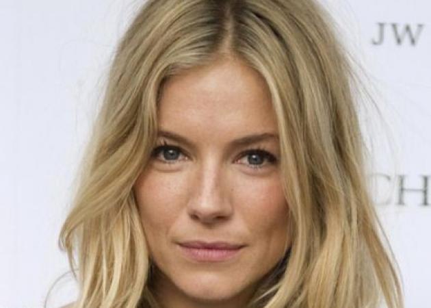 Η Sienna Miller σου δείχνει το τέλειο look για τώρα (και το έχεις στην ντουλάπα σου)!