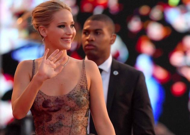 Φεστιβάλ Βενετίας: Η Jennifer Lawrence με εντυπωσιακό fairttale look