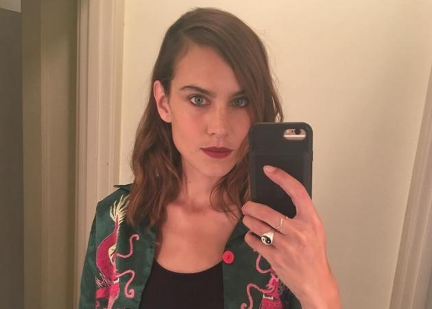 Η Alexa Chung βρέθηκε σε γάμο στην Ελλάδα και φόρεσε το πιο in fashion σύνολο