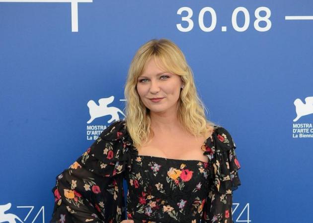 Φεστιβάλ Βενετίας: Η Kirsten Dunst εμφανίστηκε με μια από τις μεγαλύτερες τάσεις της νέας σεζόν