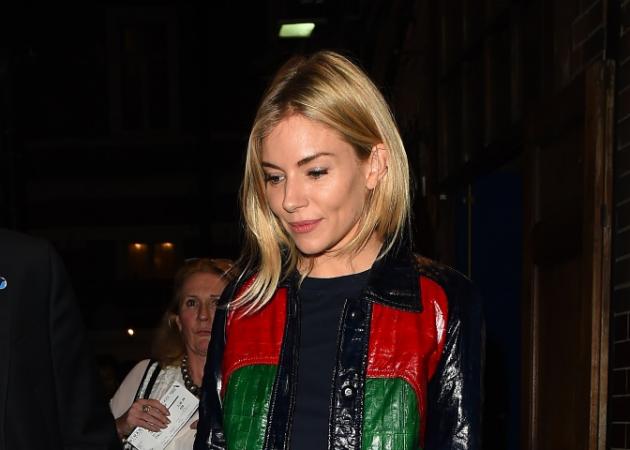 H Sienna Miller βρήκε το τέλειο jacket στα… ανδρικά!