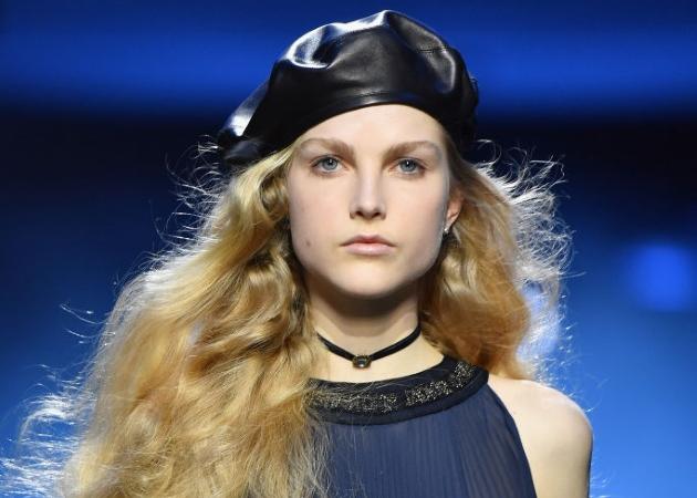 “I feel blue”: Μια νέα έκθεση προς τιμήν του Christian Dior