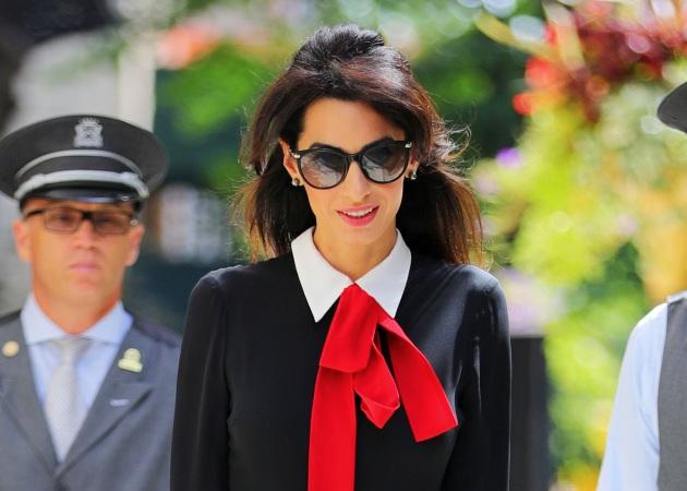 Το styling trick της Amal Clooney για να κρύψει τα κιλά μετά την εγκυμοσύνη