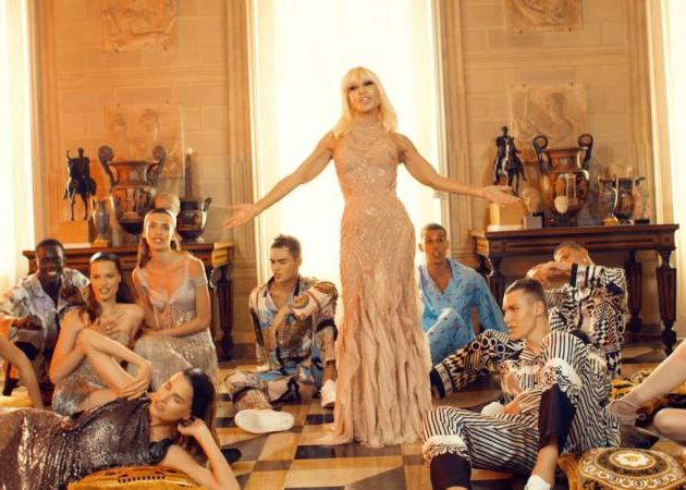 Η Donatella Versace και διάσημα μοντέλα τίμησαν τον Bruno Mars με ένα μοναδικό βίντεο