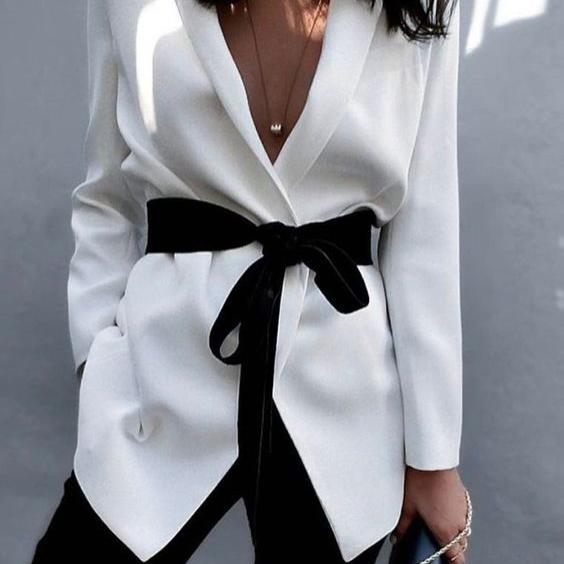 Το styling tip που θα κάνει το λευκό σου σακάκι να δείχνει… εντελώς διαφορετικό!