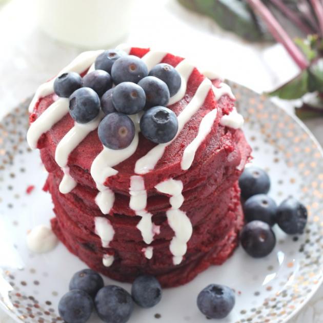 Red velvet pancakes με κρέμα τυριού