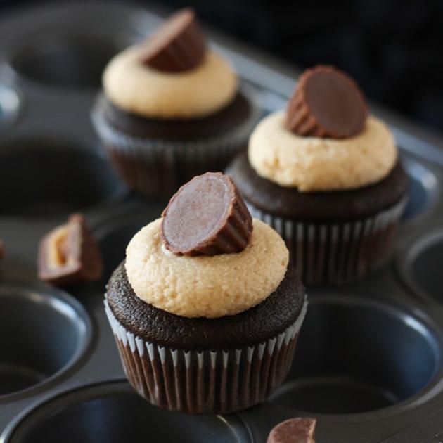 Σοκολατένια muffins με κρέμα φυστικοβούτυρου