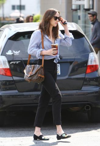 Η Dakota Johnson με Louis Vuitton