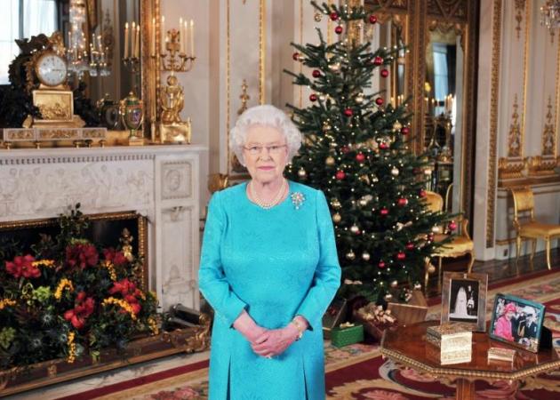 Πώς στολίζει το χριστουγεννιάτικο δέντρο της η βασίλισσα Ελισάβετ;