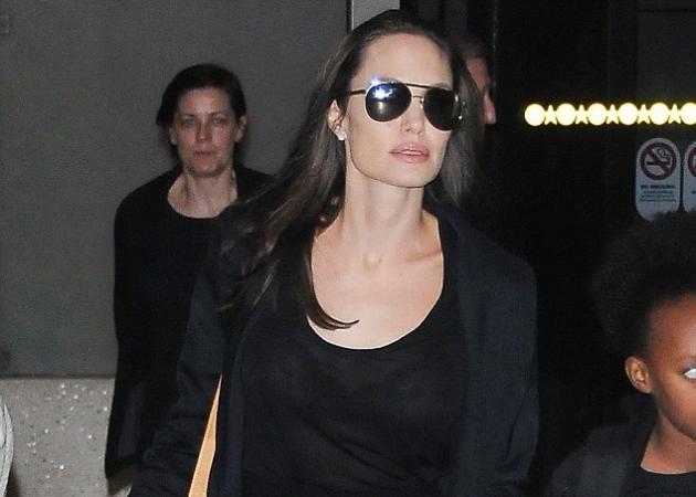 Angelina Jolie: Φοράει φαρδιά και μακριά ρούχα για να κρύψει πόσο αδύνατη είναι; Φωτογραφίες