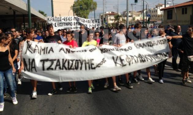 Έσπασαν λεωφορείο στο Περιστέρι – Πορεία στο νεκροταφείο για το τελευταίο αντίο στο 19χρονο