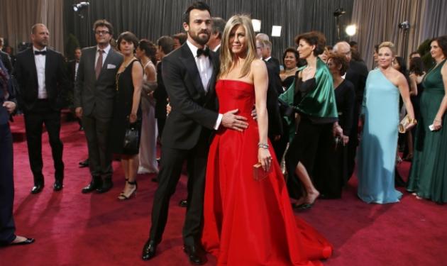 Η J. Aniston: Υπέροχη στα 43 της, με κόκκινη τουαλέτα στο κόκκινο χαλί!