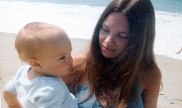 Angelina Jolie: Σπάνιες φωτογραφίες όταν ήταν μωρό με την μητέρα της!