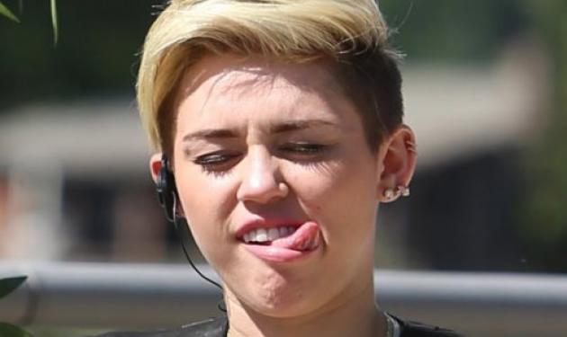 Δε βάζει γλώσσα μέσα! 10 φωτογραφίες που αποδεικνύουν ότι η Miley Cyrus θα γράψει ιστορία με τη γλώσσα έξω!