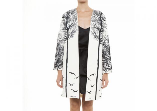 Ασπρόμαυρο παλτό με digital prints: Κάνε το look σου ξεχωριστό!