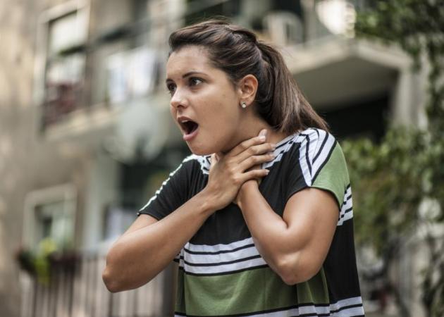 Τι να κάνεις αν πνίγεσαι και είσαι μόνη σου – Η μέθοδος Heimlich στον εαυτό σας [pics]