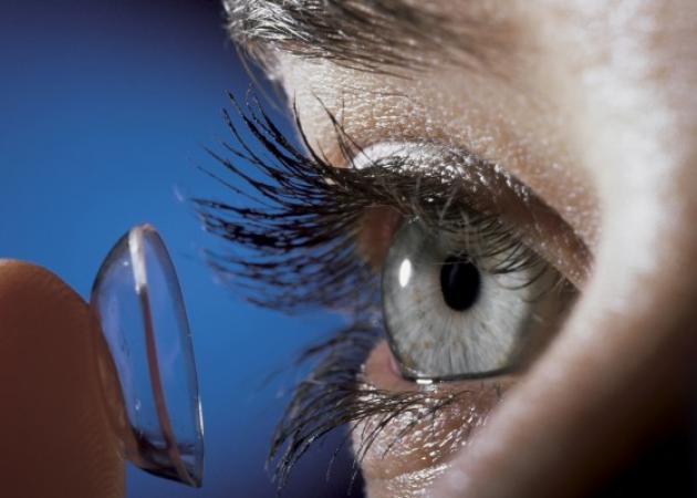 Φακοί επαφής: Γιατί τους βάζεις λάθος – Ποιος είναι ο σωστός τρόπος [vid]