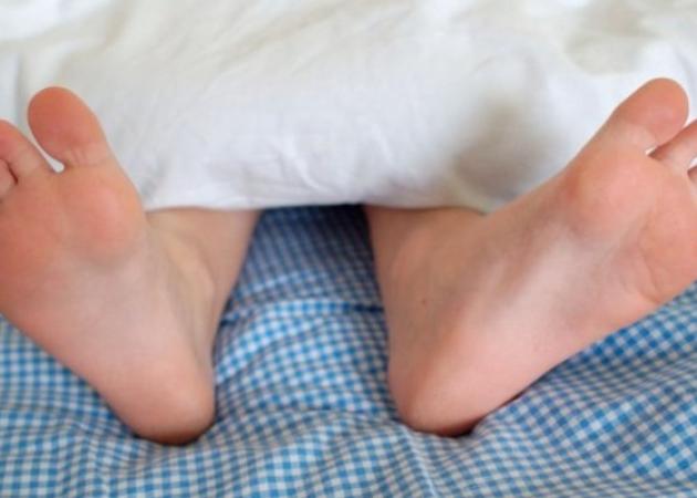 Ύπνος: Το “κόλπο” με τα πόδια για να κοιμηθείς πιο εύκολα! [vid]