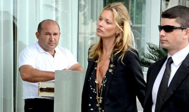 Kate Moss: Με αποκαλυπτικό ντεκολτέ στη Βραζιλία!