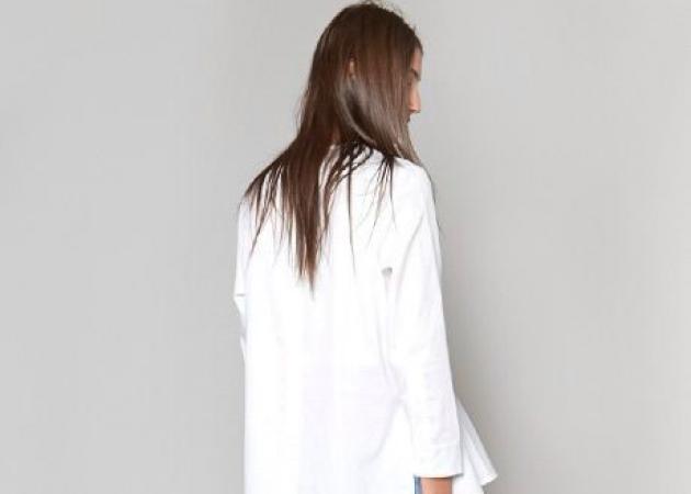 Το styling tip που θα κάνει το λευκό σου σακάκι να δείχνει… εντελώς διαφορετικό!
