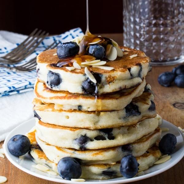 Αφράτα pancakes με μούρα και αμύγδαλα