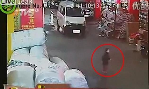 Βίντεο σοκ!  Δίχρονο κοριτσάκι πατήθηκε από δυο φορτηγά και οι περαστικοί το άφησαν αβοήθητο!