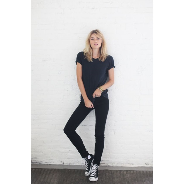 2 | Mε skinny jeans και t-shirt