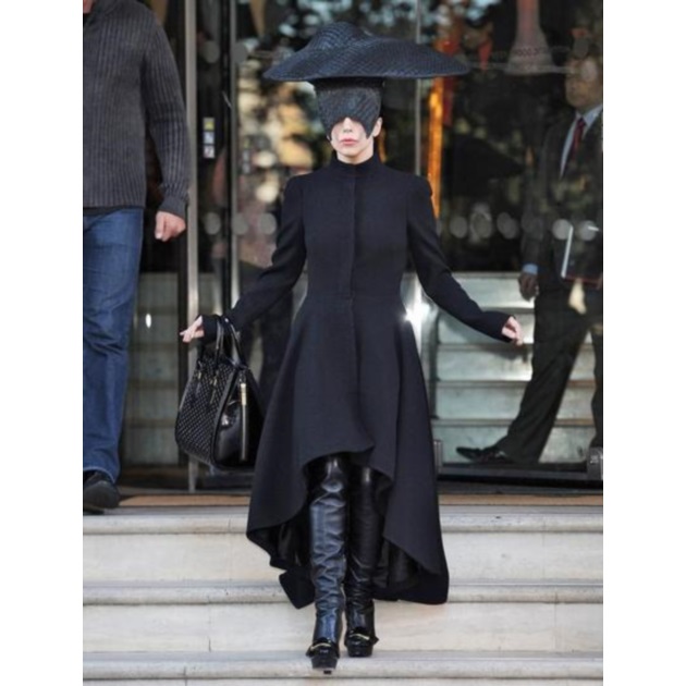 2 | H Lady Gaga με Alexander McQueen τσάντα