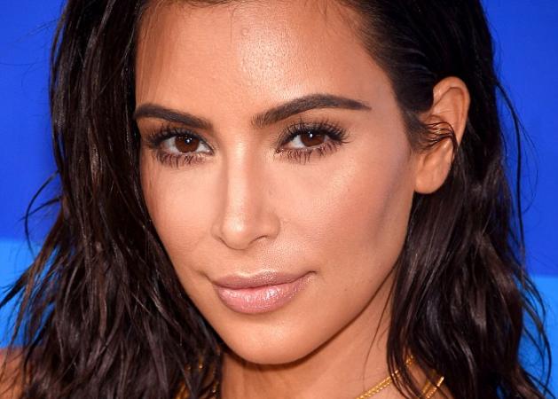 Το σημείο που καμιά μας δεν βάζει πούδρα λάμψης (ενώ θα έπρεπε) σύμφωνα με τον makeup artist της Kim Kardashian