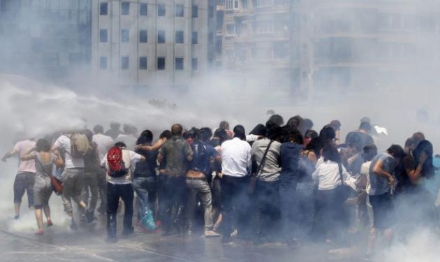 Λαϊκές εξεγέρσεις σε 12 πόλεις της Τουρκίας – Οδοφράγματα και τραυματισμοί – Το Newsit στην Κωνσταντινούπολη