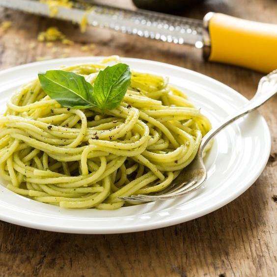 Ζυμαρικά με pesto αβοκάντο και ξύσμα λεμονιού