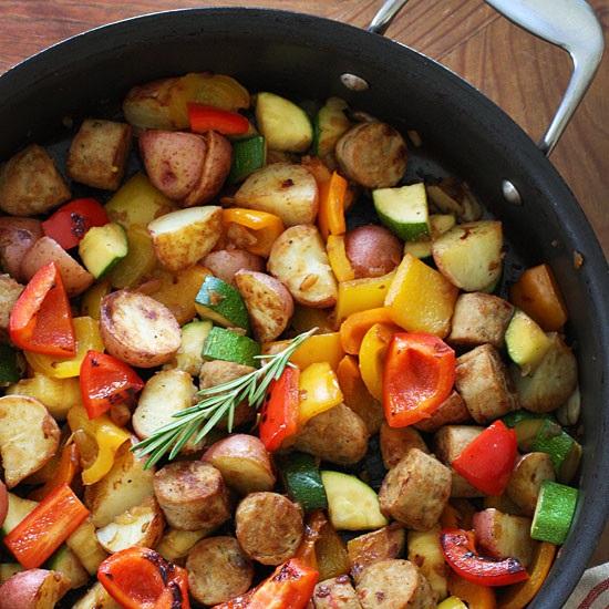 Πατάτες με λουκάνικα και λαχανικά