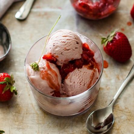 Παγωτό με γεύση φράουλα