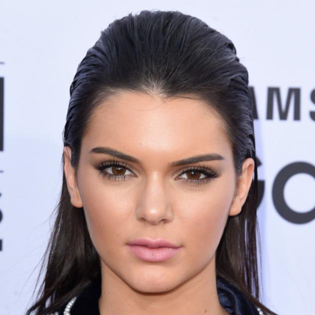 Πώς να κάνεις το sexy wet look της Kendall Jenner χωρίς gel!