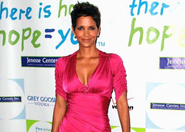 Halle Berry με fluo… καμπύλες