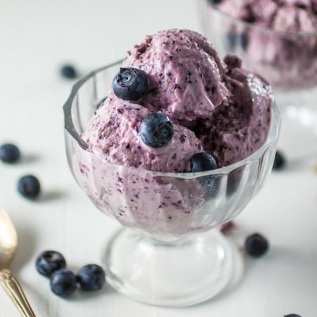 Frozen yogurt με blackberries