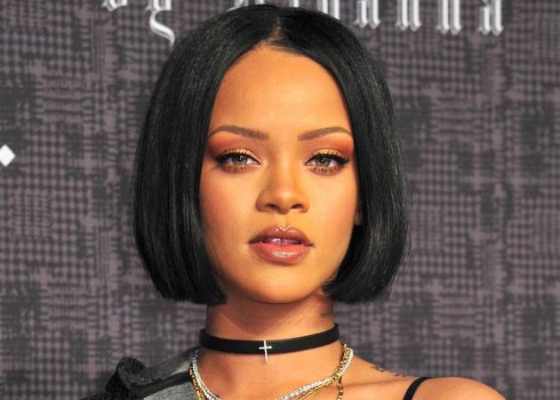 Stop the press! H Rihanna μόλις μας έδειξε το πρώτο καλλυντικό που δημιούργησε