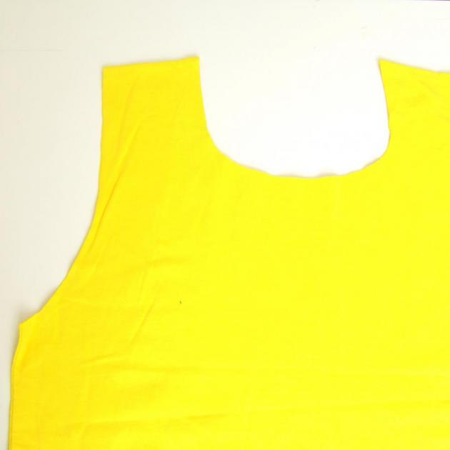 3 | Κόβεις τα σημαδεμένα κομμάτια του t-shirt
