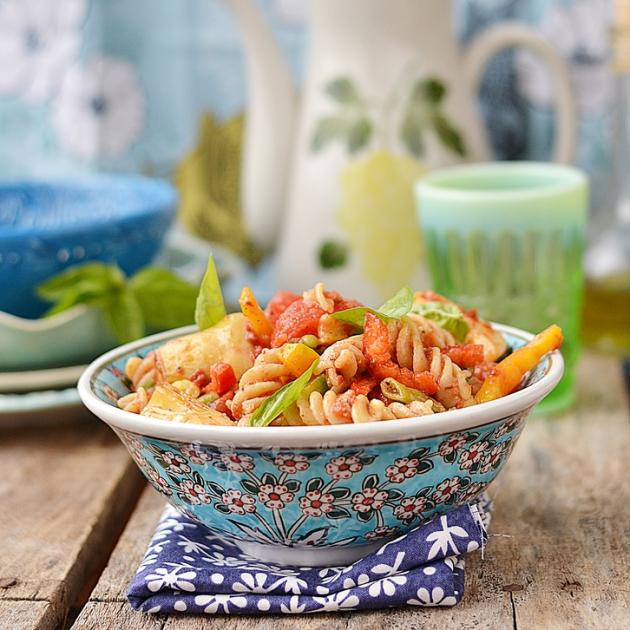 Σαλάτα ζυμαρικών με λαχανικά και dressing ελαιόλαδου