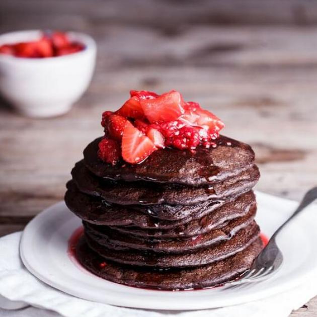 Σοκολατένια pancakes με φράουλες